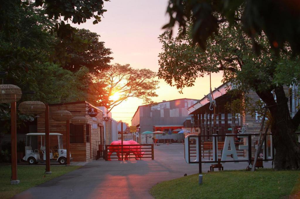 Отель The Buffalo Amphawa Samut Songkhram Экстерьер фото